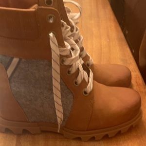 Sorel tan & grey never worn 8.5